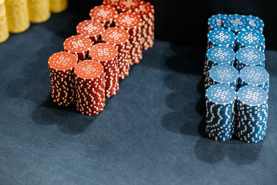 Gettoni rossi e blu impilati sul tavolo da gioco
