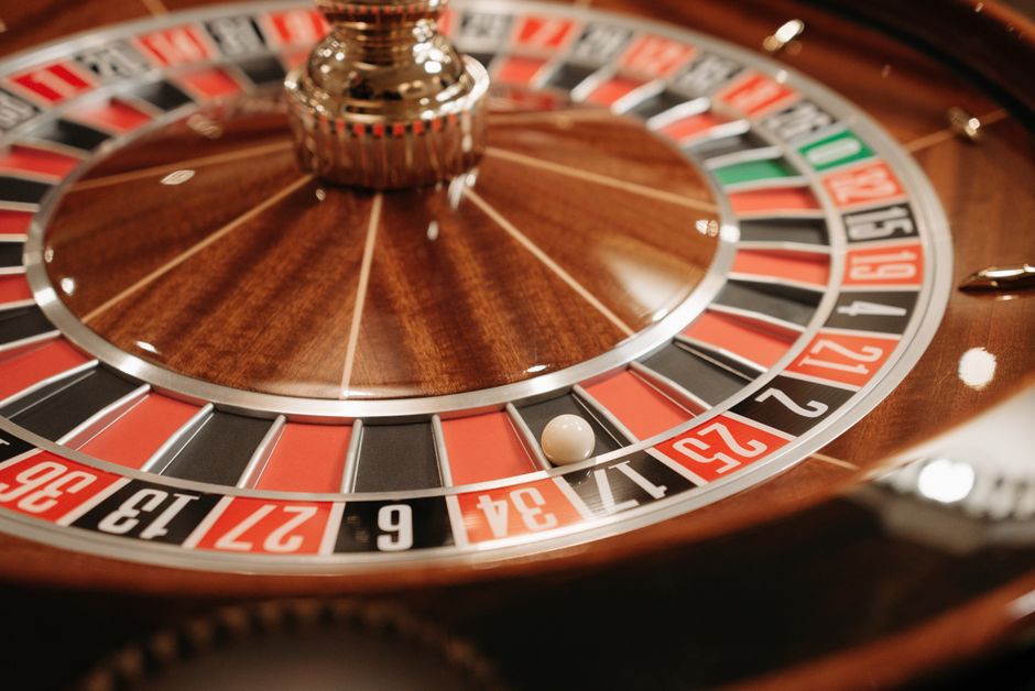 Primo piano di una ruota da gioco con la pallina in movimento