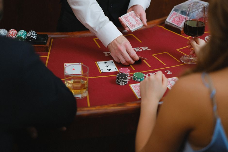 Tavolo da gioco con gettoni colorati e giocatori in partita