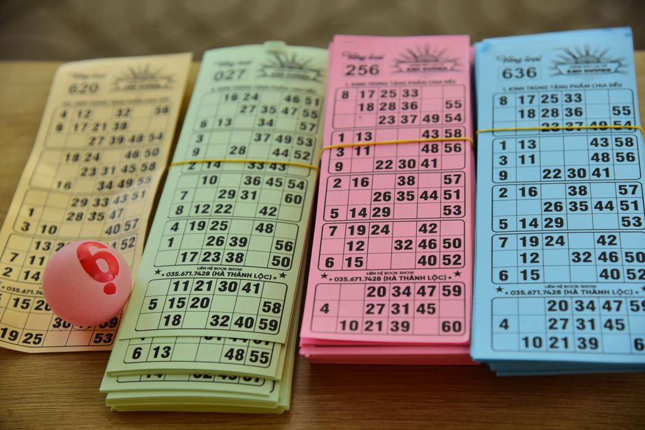 Cartelle della tombola e pallina numerata pronte per la partita