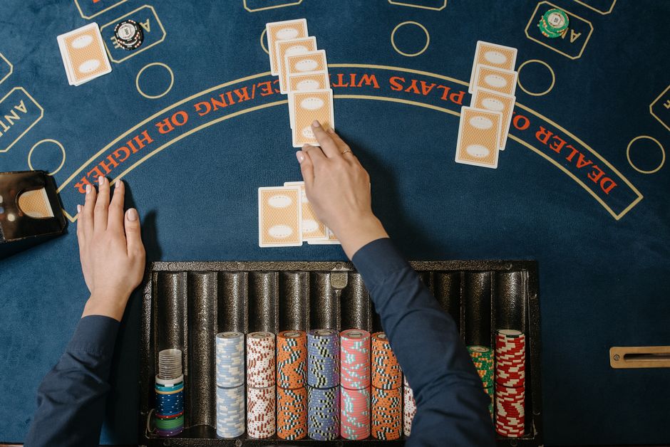 Mani che distribuiscono le carte a un tavolo da gioco